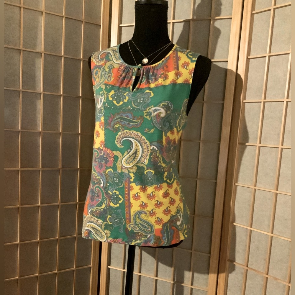 CHAPS - Multi colored paisley print Sleevless top. Sz m